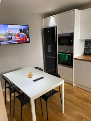 Garland way 2 bed house Sheffield free parking 5 min from m1